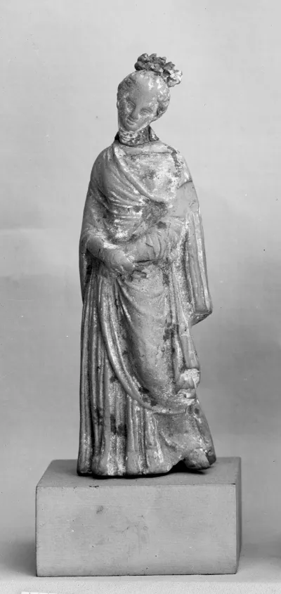 Terracotta statuette of a woman