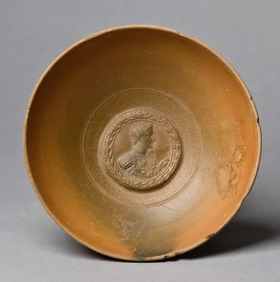 Schale (Medaillonschale (Sigillata) mit Büste eines Mannes in militärischem Habitus (Tiberius?, Caligula?))