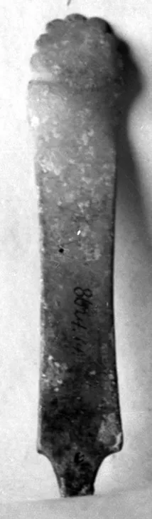 Griff einer Pfanne (oder eines Siebs). An dem einen Ende ein Entenkopf, an dem anderen die Andeutung einer Palmette. Der Entenkopf abgebrochen