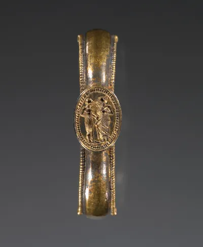 Ring with oval bezel
