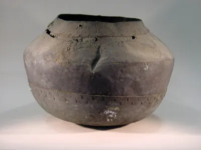 Großes urnenförmiges Gefäß