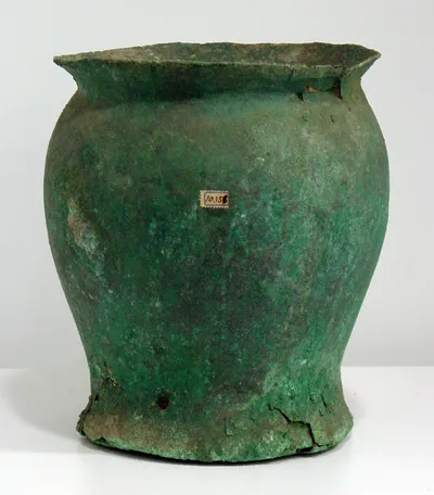 Gefäβ (Tiefes Gefäβ; mehrere durch Nietung ausgeführte Reparaturen zeugen von starker Benutzung)