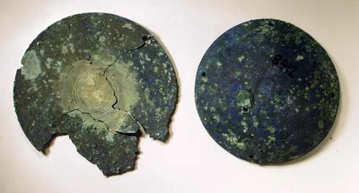 Gieβbecken (Gleicharmige römische Balkenwaage mit zwei Schalen. Vom Balken fehlt der Griff. Die eine Schale flach, die andere tiefer)