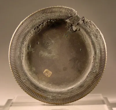 Flacher Teller mit verziertem Rand