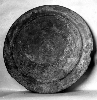 Ganz flacher Teller mit etwas erhöhtem Rand