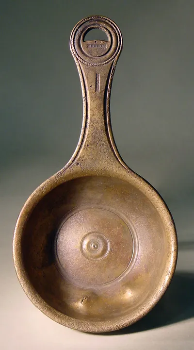 Kasserolle mit außen schön abgedrehtem Boden, auf dem Griff zweimal der lateinische Herstellerstempel NIGER.F