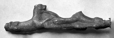 Griff in Form von zwei Panthern, die ein Pferd o.ä. zerfleischen