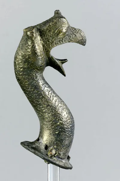 Greifenprotome, gegossen, reduziert, Gussfehler am Hals unten, Knauf und beide Ohren verloren, Kernmasse z. T. erhalten