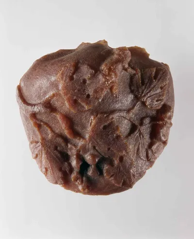 Linsenförmige Bernsteinflasche mit Eroten