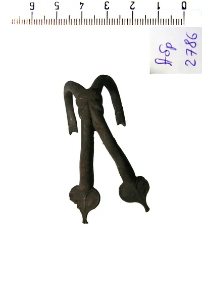 Becher mit zwei Doppelhenkeln, die in Efeublättern auslaufen, Deckel mit Löwengriff