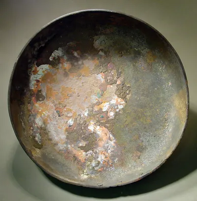 Große Pfanne, der verlorene Stiel war mit zwei Nägeln befestigt