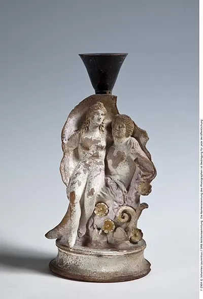 Attische Lekythos in Form einer Figurengruppe mit Aphrodite und Adonis