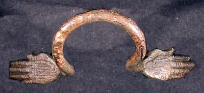 Horizontalhenkel mit handförmigen Attaschen