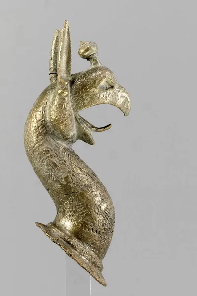 Greifenprotome, gegossen, behandelt, Oberfläche stark angegriffen, sonst intakt