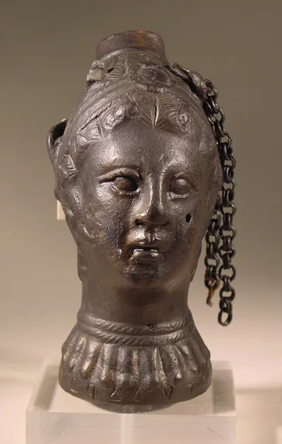 Kopfgefäβ: Frauenkopf, reich geschmückt