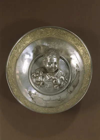 Schale mit Emblem (Statuette einer doppelköpfigen Eule, Doppeleule, Heraklesschale, Schale mit Emblem (Büste des schlangenwürgenden Herakles))