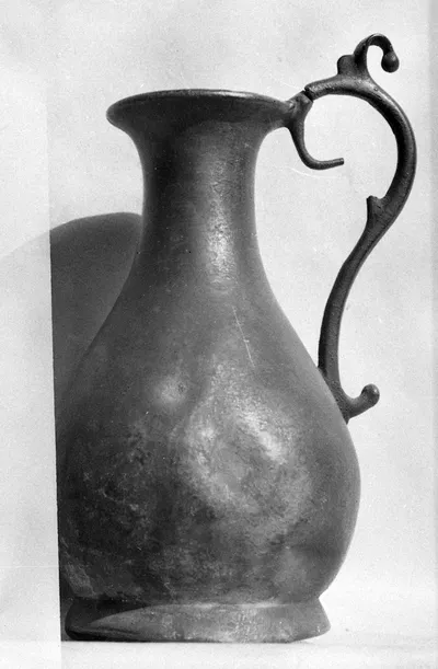 Krug auf drei kleinen Füßchen