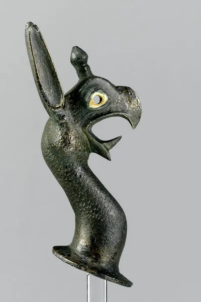Greifenprotome, gegossen, reduziert, intakt, im rechten Auge ist die eingelegte Iris erhalten