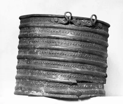 Sog. Rippenciste. Runde etruskische Ciste mit je zwei Ösen auf jeder Seite für den Deckel; außen parallele Rundstäbe mit punktierter Oberfläche dazwischen