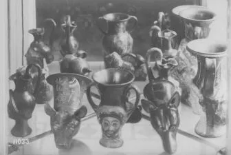 FIGURE VASE, KANTHAROS (ATHENIAN, RED-FIGURE)
