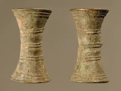 Zwei Gefäßfüße in Form halber Rollen