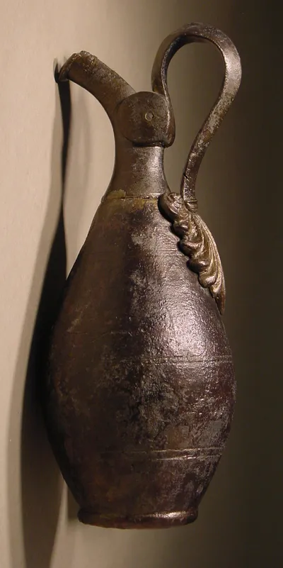 Schlanke Kanne mit großer Palmette als Henkelattasche