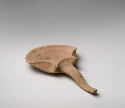 Terracotta handled saucer-shaped oil lamp