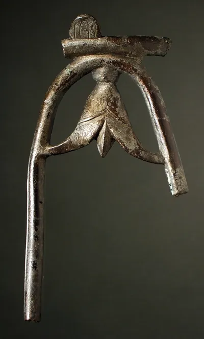 Teil eines kleinen Dreifußes (Stabdreifußes): Bein mit Blüte im Zwickel, auf dem Ring geritzte Palmette, reduziert