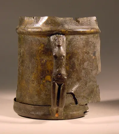 Zylindrischer Becher mit figürlichem Henkel