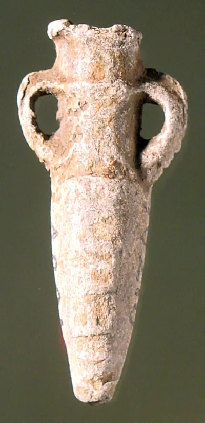 Kleines gegossenes Salbgefäβ, in erhabenen Buchstaben auf die zwei Seiten verteilt: ΝΕΩ / ΝΟC