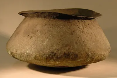 Großes urnenförmiges Gefäß