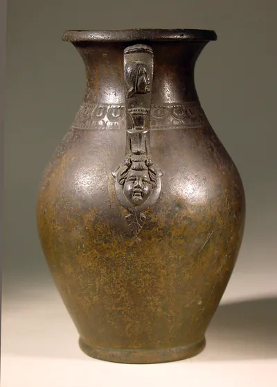 Kleine Amphora mit reliefiertem Griff
