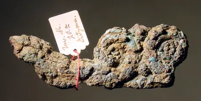 Kesselhenkel in Form zweier gegeneinander gerollter Schlangen (in zwei Stücke zerbrochen)