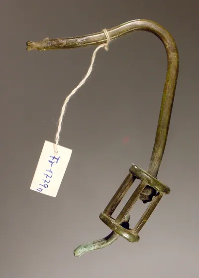 Durchbrochener Zylinder mit zwei beweglichen Handhaben