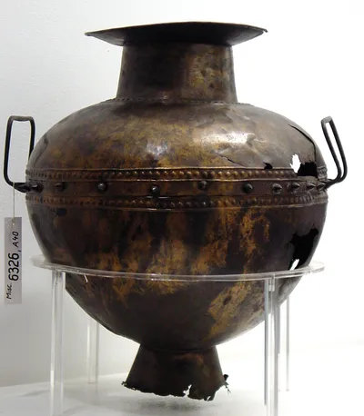 Dickbauchige Amphora; der Fuß ist beschädigt, ebenso ein wenig der Bauch und der Rand der breiten Mündung, ...
