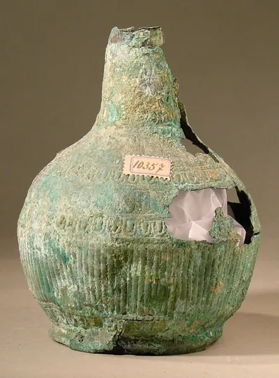 Flasche (Etruskische Flasche, Hals und Bauch ornamentiert)
