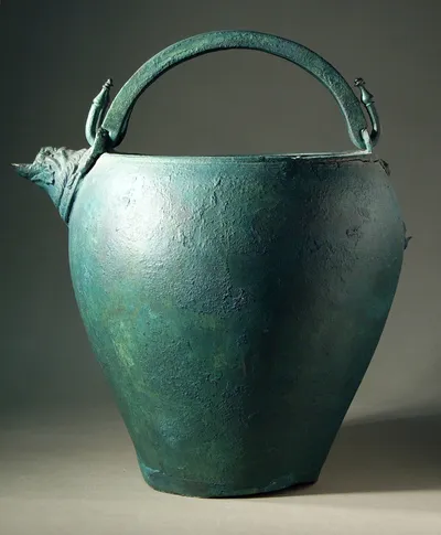 Zweihenkliger Eimer mit Löwenmaske als Ausguß