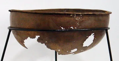 Großes rundes tiefes Gefäß, zerbrochen und sehr lückenhaft, fein und dünn getrieben, der Rand umgebogen; von dem Ansatz eines Henkels ist nirgends eine Spur zu finden