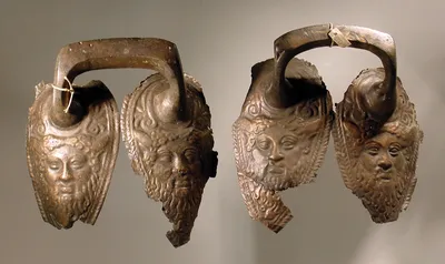 Henkelpaar einer Amphora
