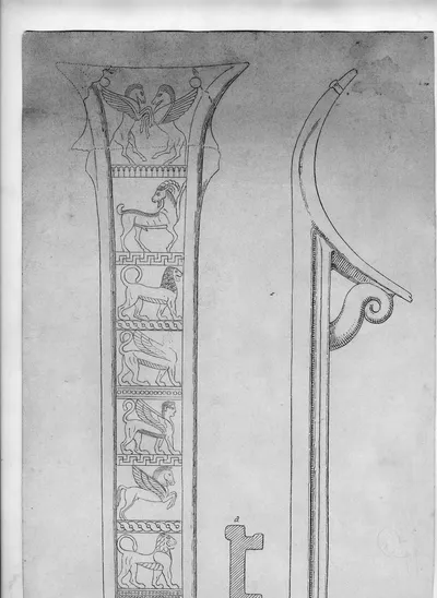 Bein eines archaischen Dreifußes mit gravierten Darstellungen von Tieren und Mischwesen in übereinander angeordneten Bildfeldern