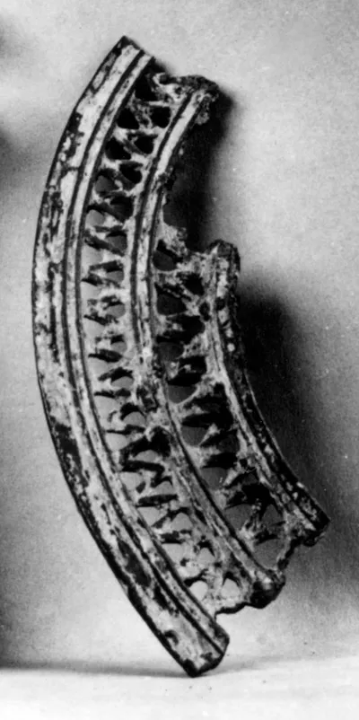 Ringhenkelfragment mit Zickzackornament von einem Dreifuß