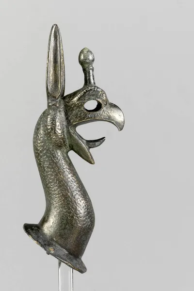 Greifenprotome, gegossen, reduziert, intakt, Kernmasse zum Teil entfernt, drei Niete erhalten, zwei Gussfehler am Hals