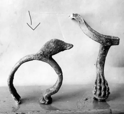 Großer gebogener Henkel mit breitem Streifen mit Vogelkopf