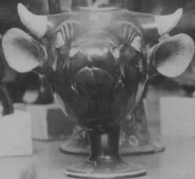 FIGURE VASE, KANTHAROS (ATHENIAN, RED-FIGURE)