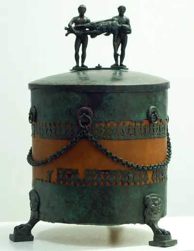 Ciste (Pränestinische Ciste mit Holzkern [Komm.: Vgl. Füβe in Rom, Villa Giulia, Slg. Castellani Inv. 51194.], Etruskische Ciste)