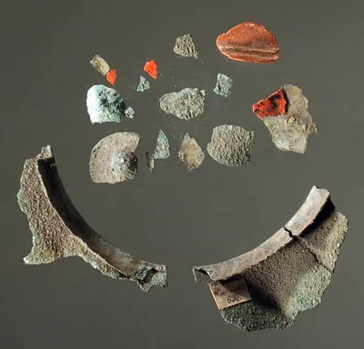 "Bruchstück eines Gefäßrandes"