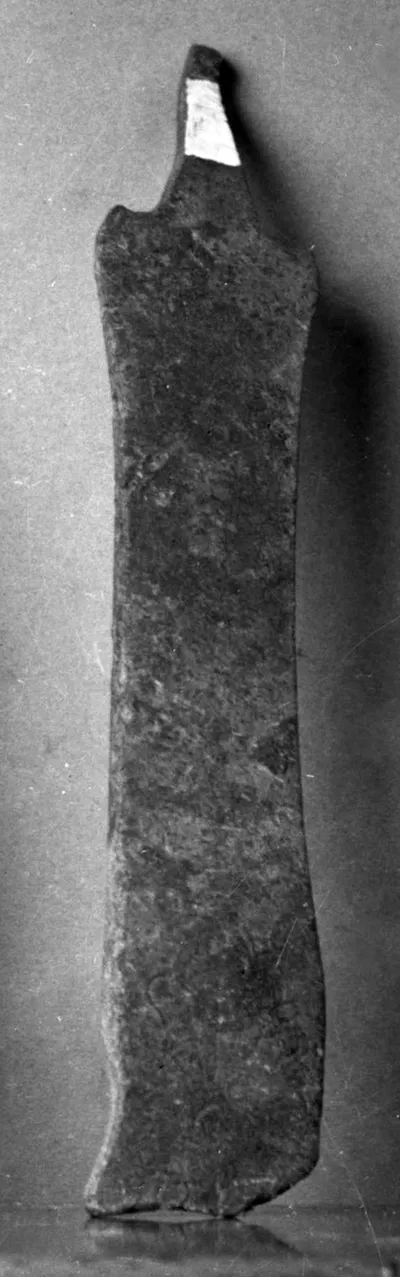 Flacher Griff mit gravierten Ornamenten (vermutlich von einem Sieb)