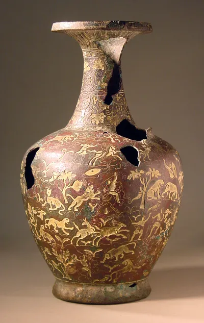 Tauschierte Kanne (Bronzekanne, Krug (keine "Kanne") mit umlaufenden Jagdszenen in Tauschierung)