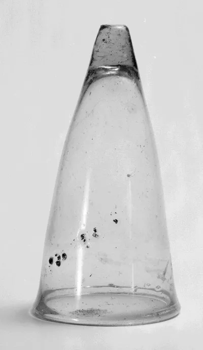 Lampe, spitz (spitzer Becher, Spitzkonischer Becher (oder Lampe?); Spitze abgesprengt)