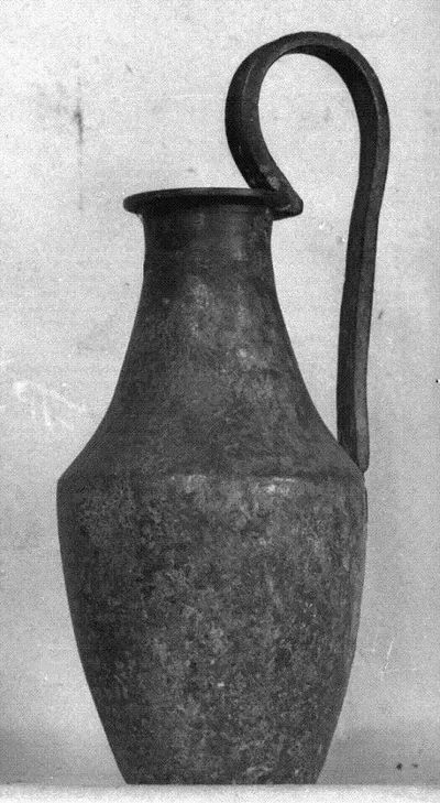 Einhenkliger, eckiger Krug